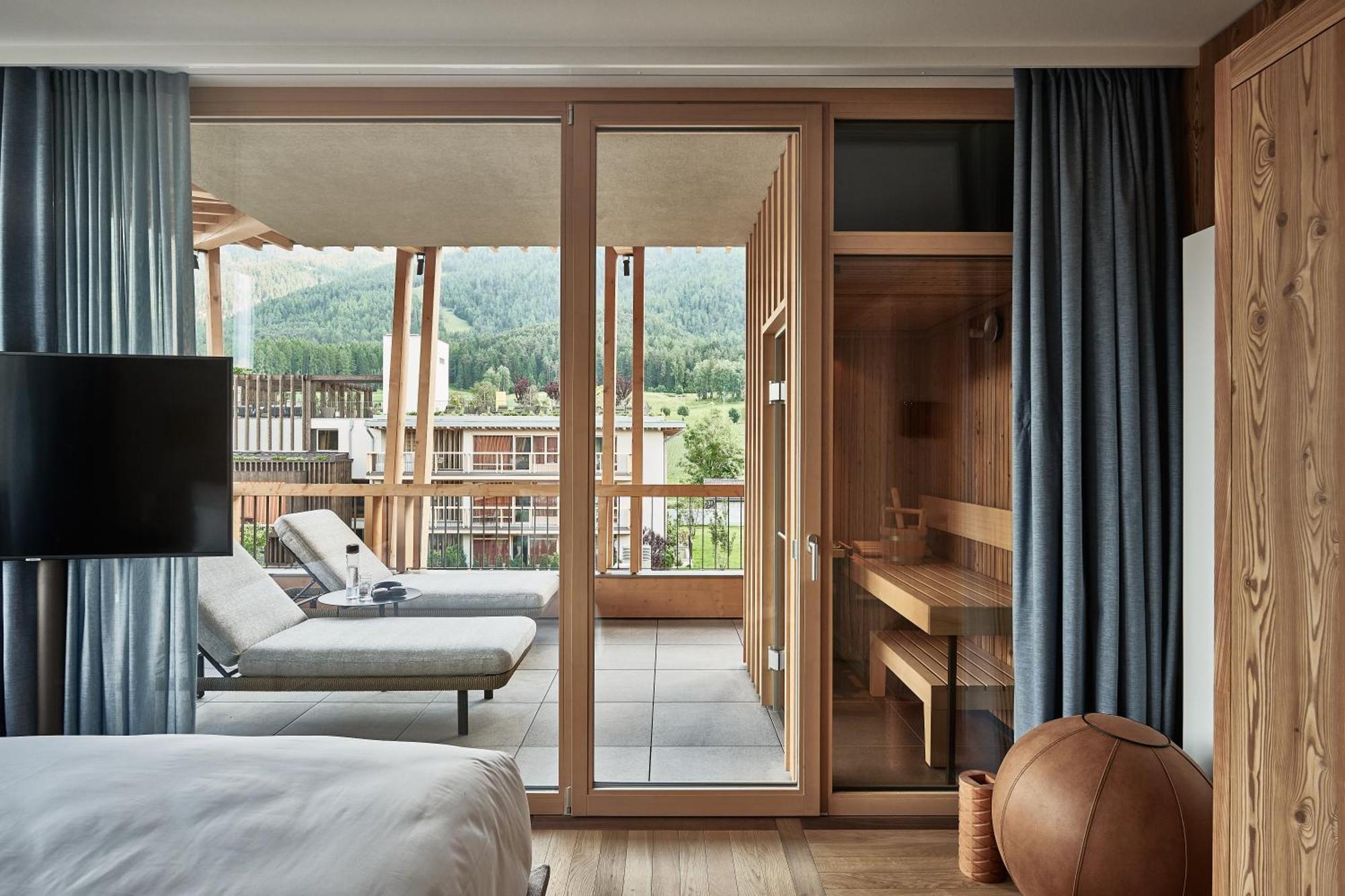 Falkensteiner Hotel Kronplatz - The Leading Hotels Of The World (Adults Only) Riscone Exterior photo A room at the Hotel 7132 Summit