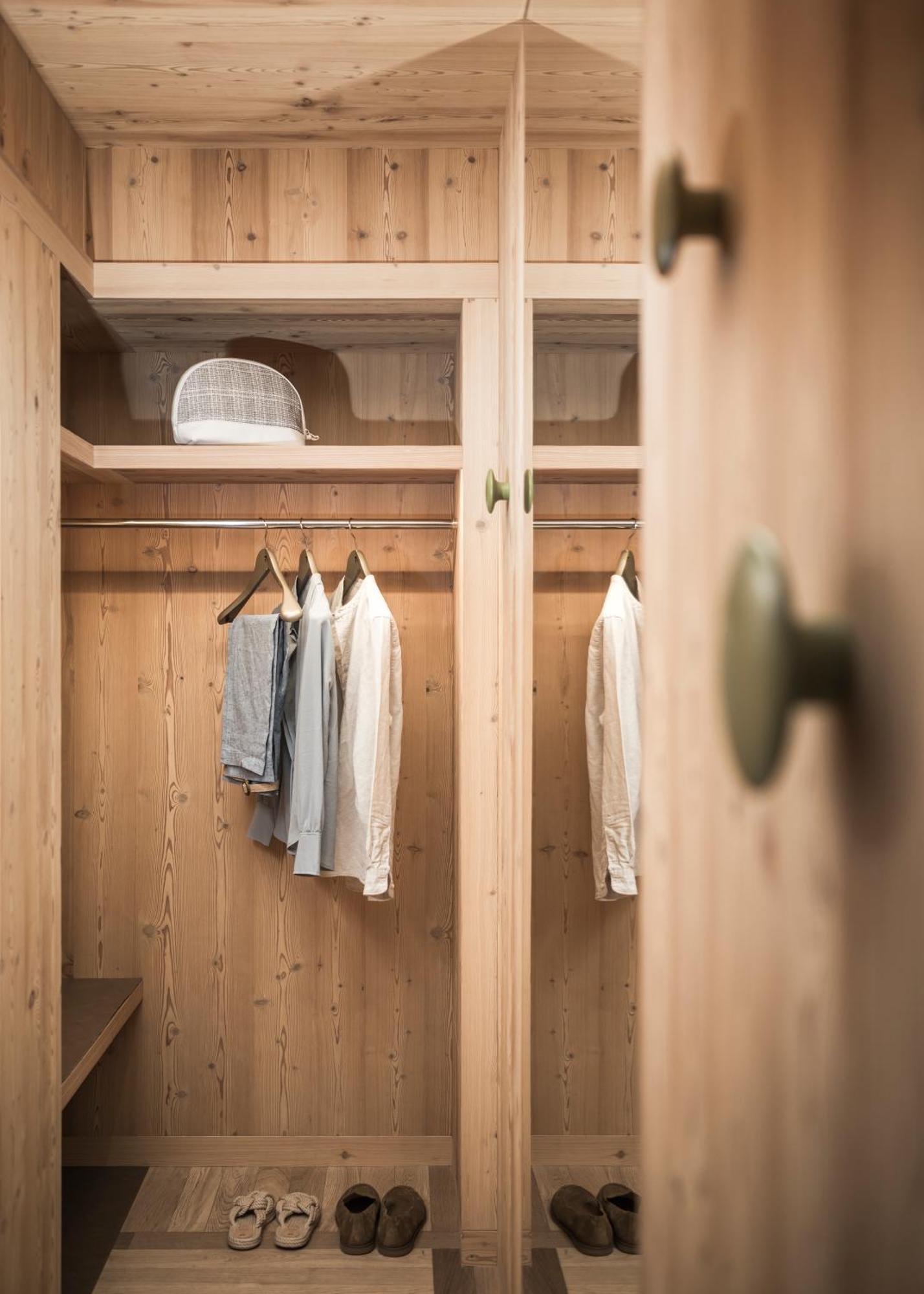 Falkensteiner Hotel Kronplatz - The Leading Hotels Of The World (Adults Only) Riscone Room photo A wardrobe