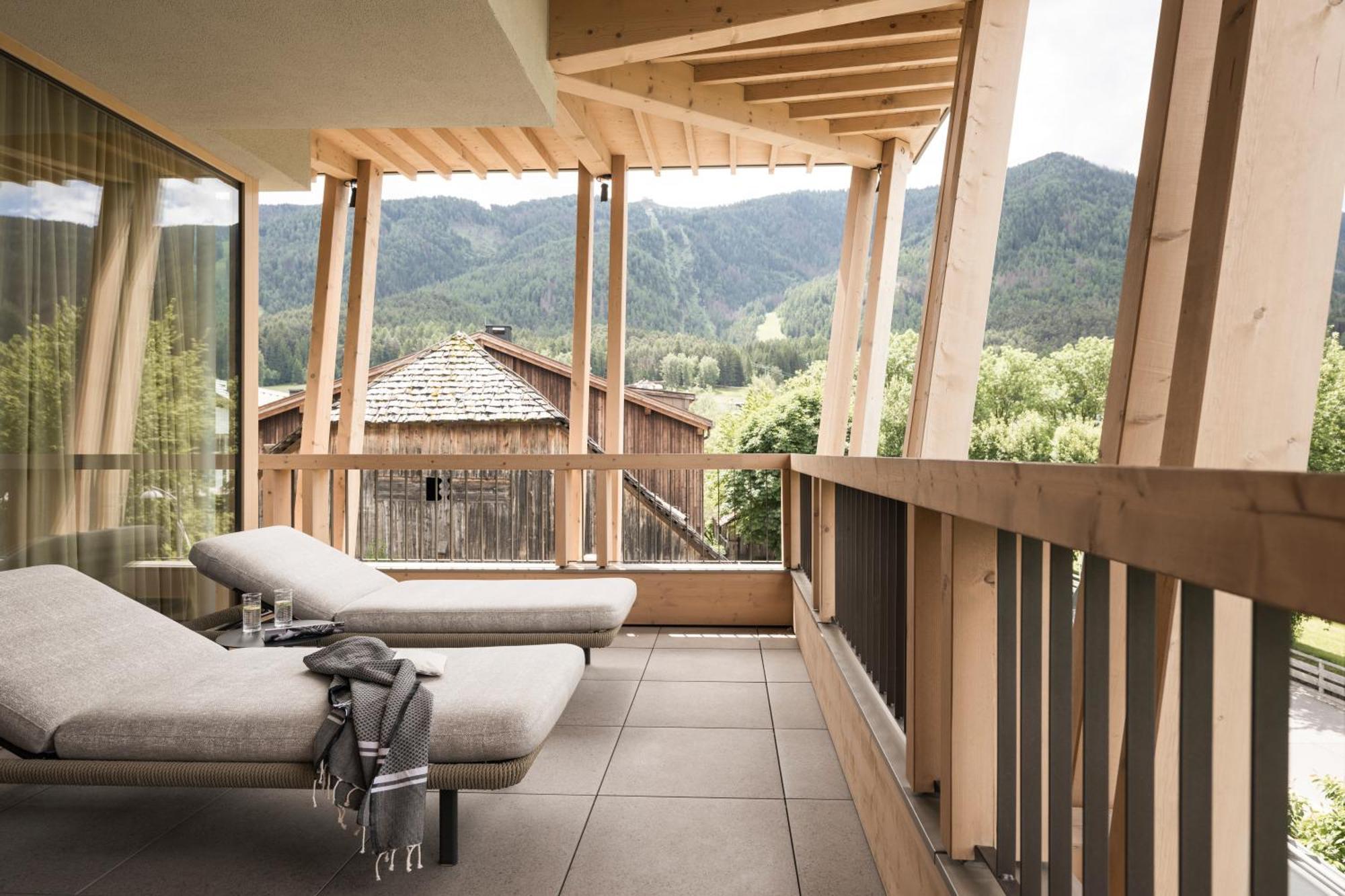 Falkensteiner Hotel Kronplatz - The Leading Hotels Of The World (Adults Only) Riscone Exterior photo The balcony of a suite