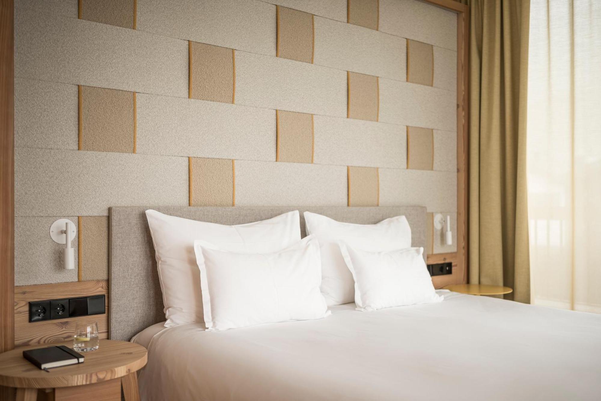 Falkensteiner Hotel Kronplatz - The Leading Hotels Of The World (Adults Only) Riscone Exterior photo A bedroom at the hotel